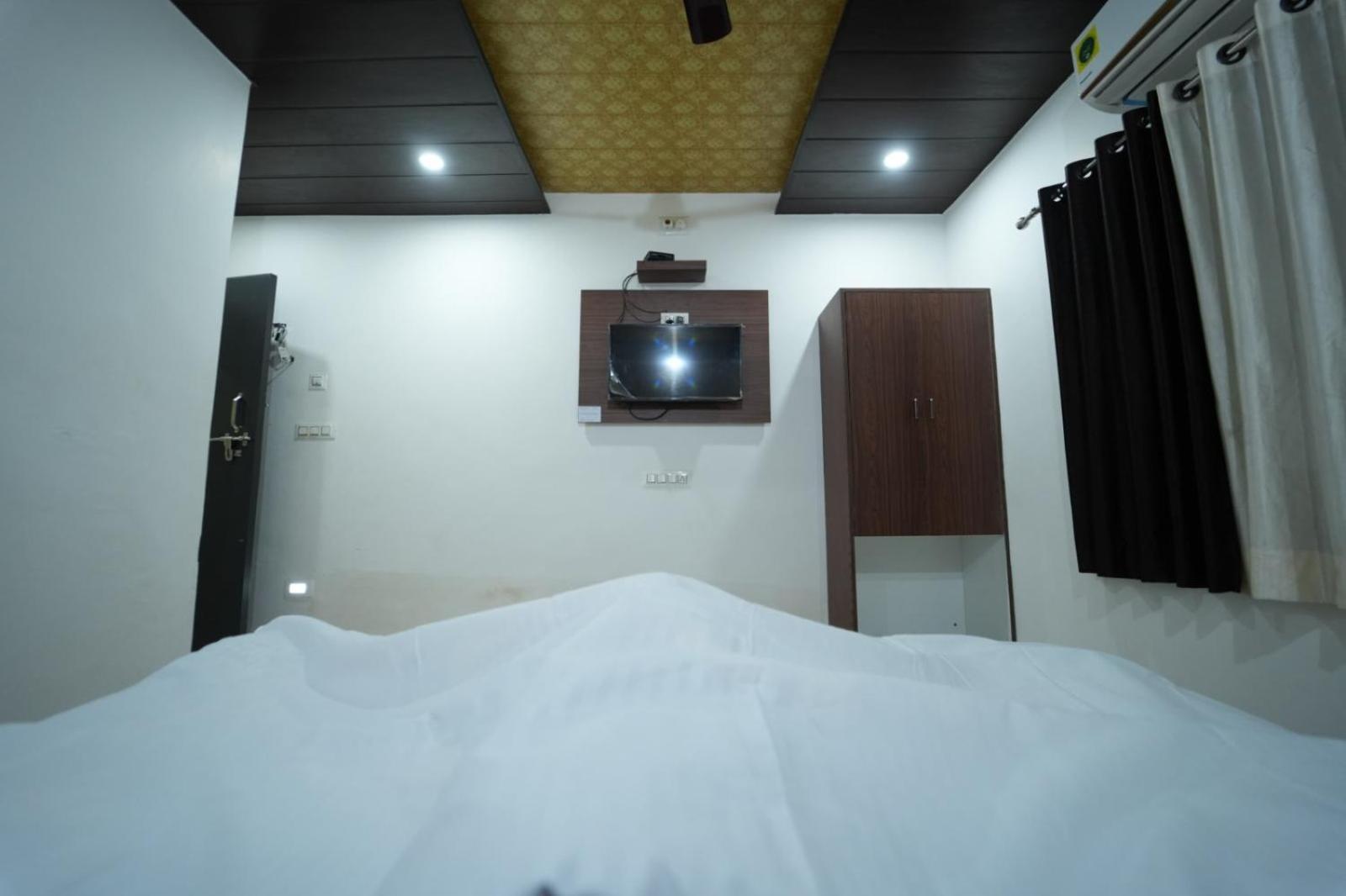 Hotel Pawar Palace And Restaurant Kelwa  Bagian luar foto