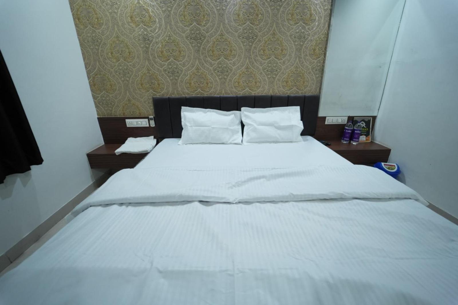 Hotel Pawar Palace And Restaurant Kelwa  Bagian luar foto