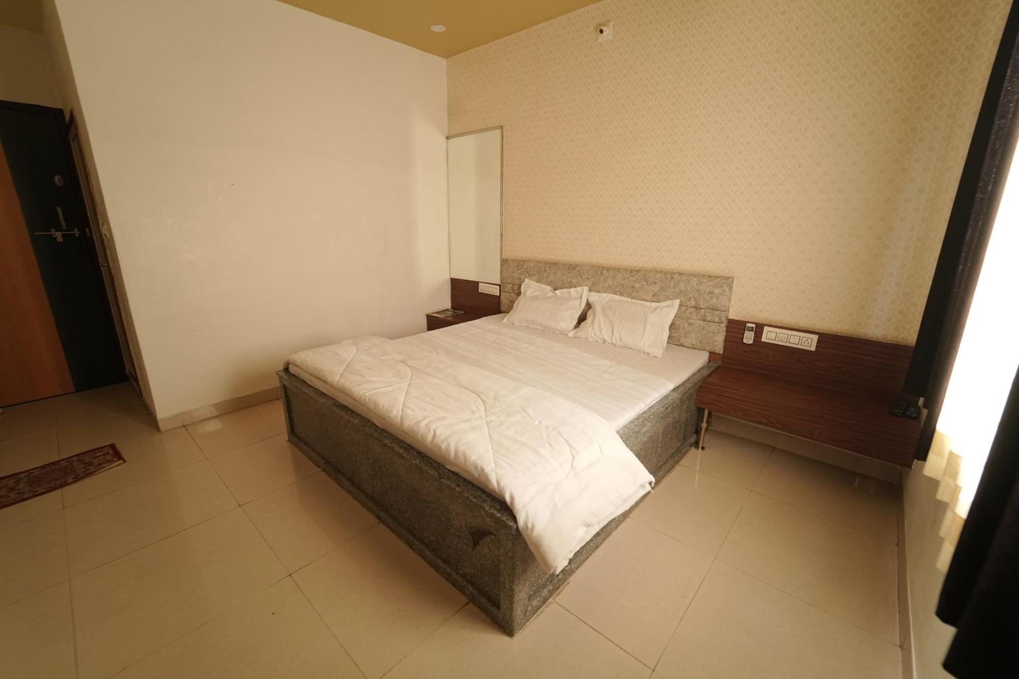 Hotel Pawar Palace And Restaurant Kelwa  Bagian luar foto