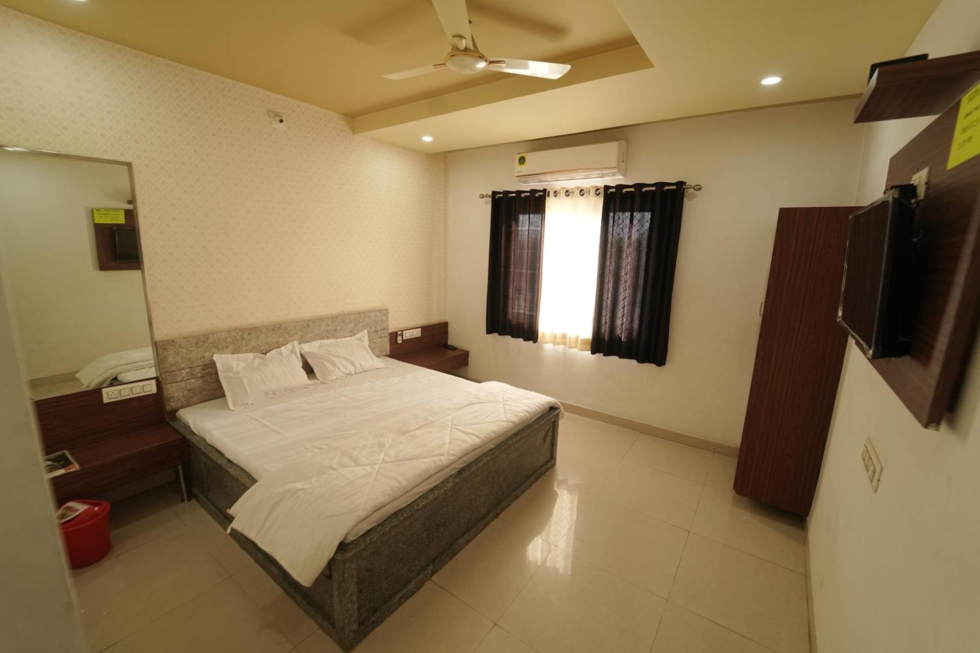 Hotel Pawar Palace And Restaurant Kelwa  Bagian luar foto